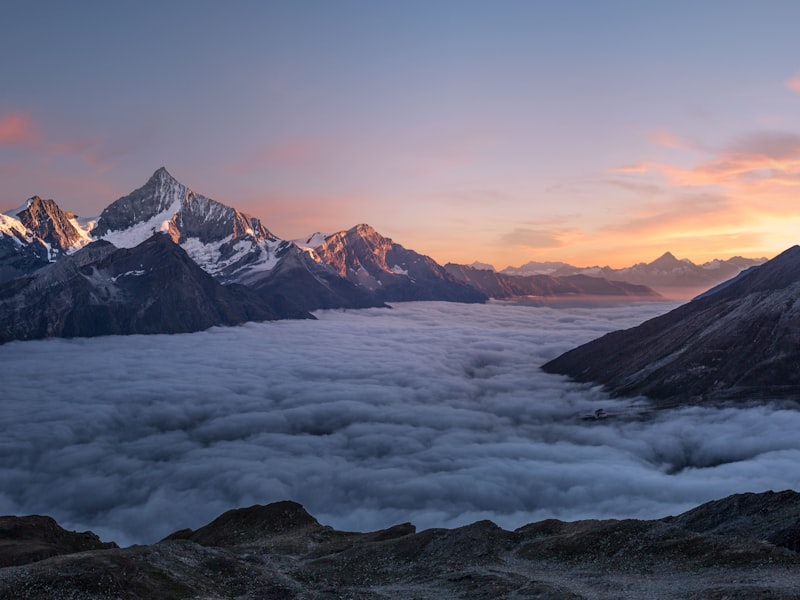登山队在珠穆朗玛峰使用专业登山装备登顶场景